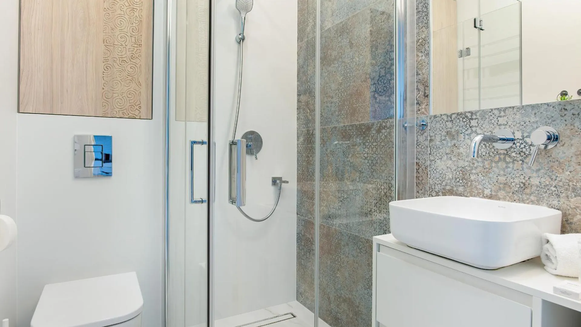 Apartment With Balcony And Parking By Noclegi Renters Krakow
